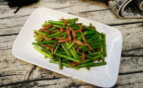 Stir-Fried Pork Shreds with Garlic Sprouts